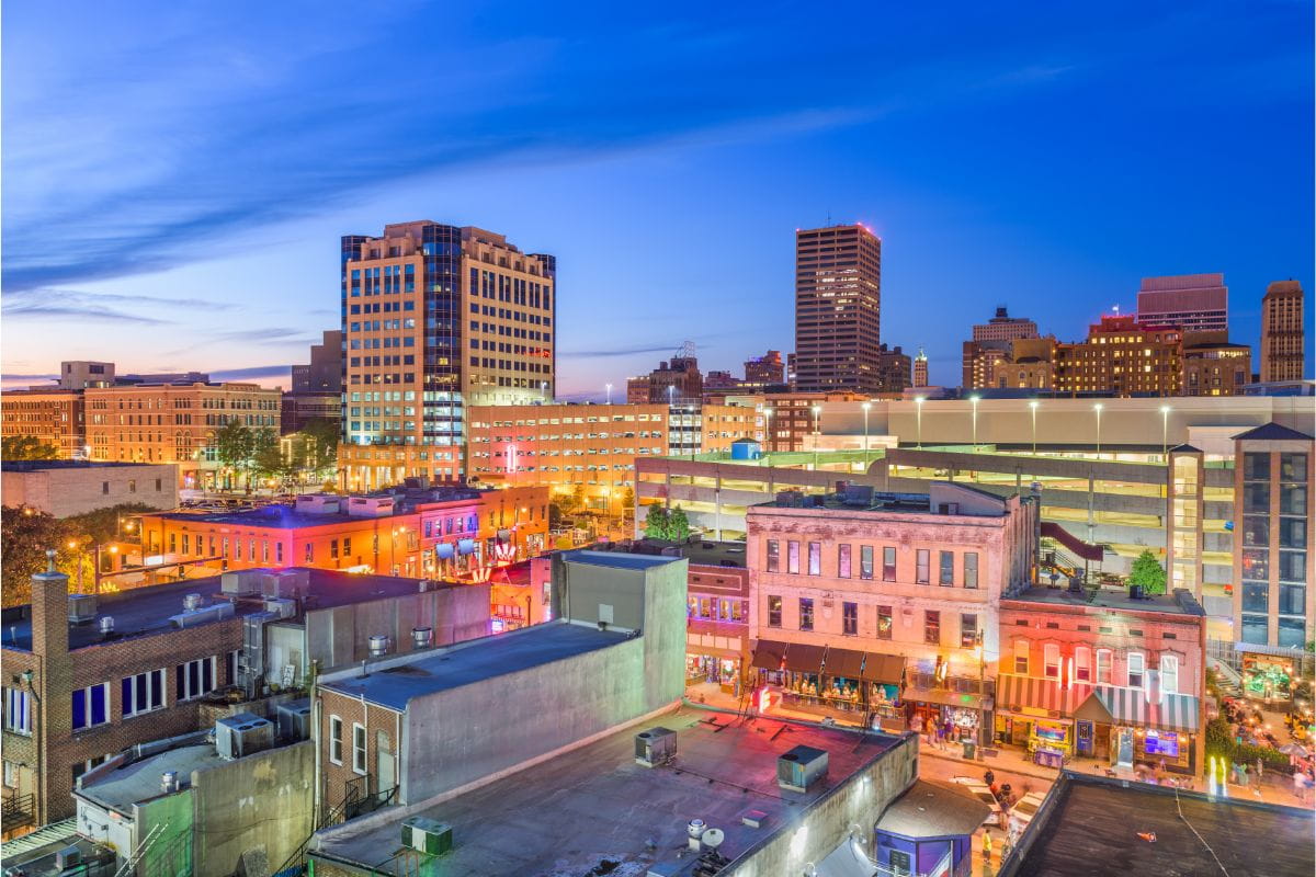 night skyline of Memphis, TN