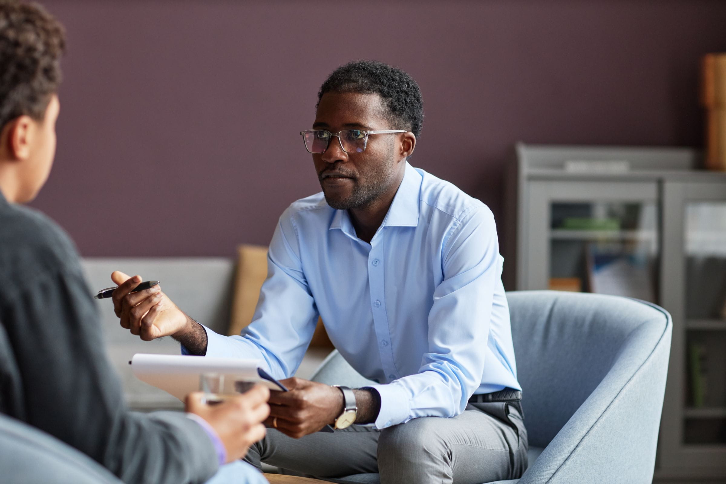 psychiatrist talks to a patient to provide a diagnosis from the DSM-5